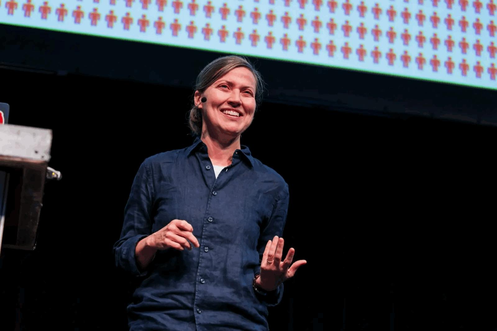 Tammy Everts presenting onstage at perfnow conference